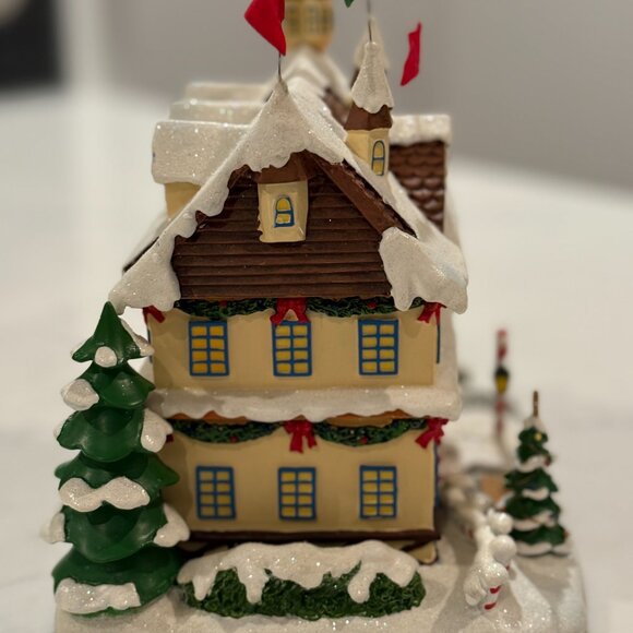 Hawthorne Village - "Santa & Mrs Claus's Castle" Piece - Picture 5 of 8